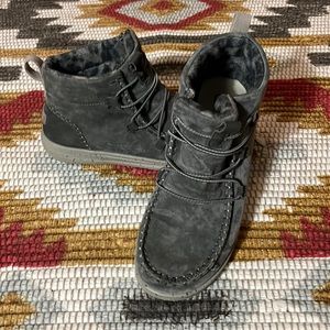 Size 9 women’s hey dudes